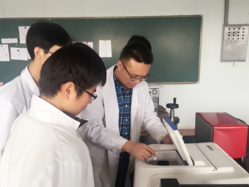 教师指导学生科学研究